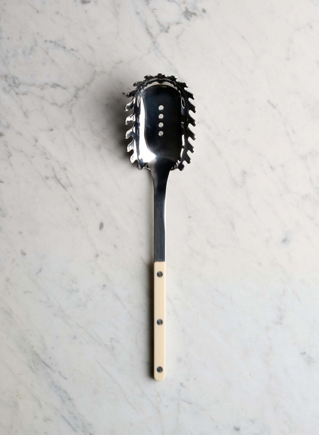 Spaghetti server Bistro Ivory