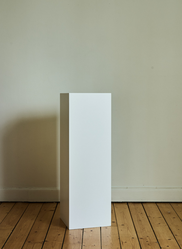 Pedestal Snow White Large