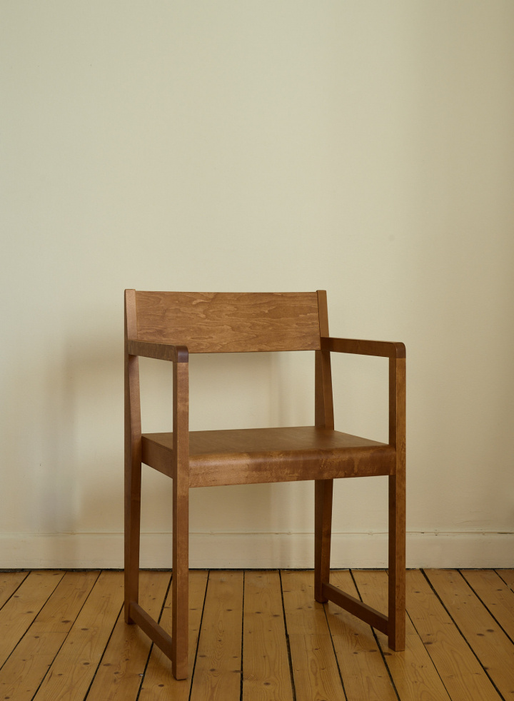 Armrest Chair 01 Warm Brown Birch