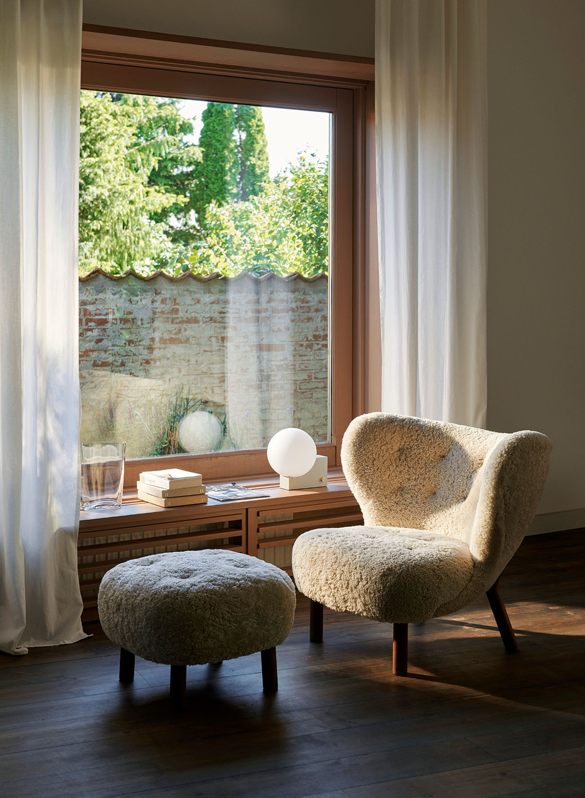 Little Petra VB1 Lounge Chair Sheepskin Moonlight / Walnut