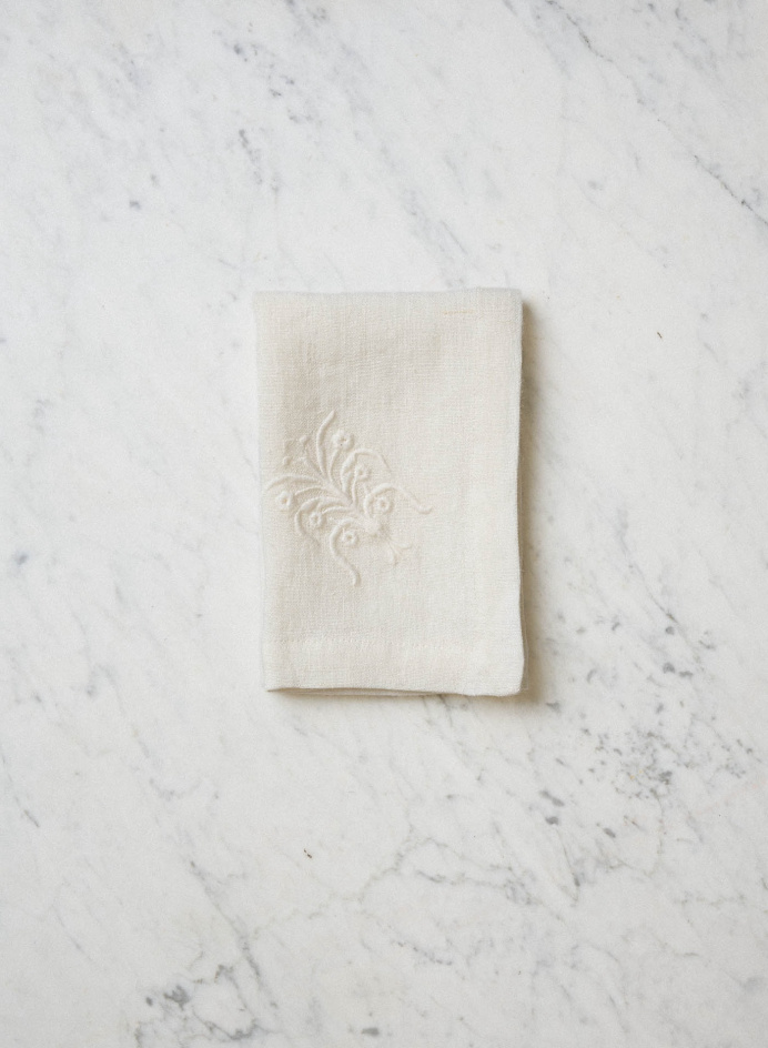 Floral Napkin White in the group Kitchen / Table setting / Kitchen Textiles at Tambur Store AB (CAPWFLN40x40)