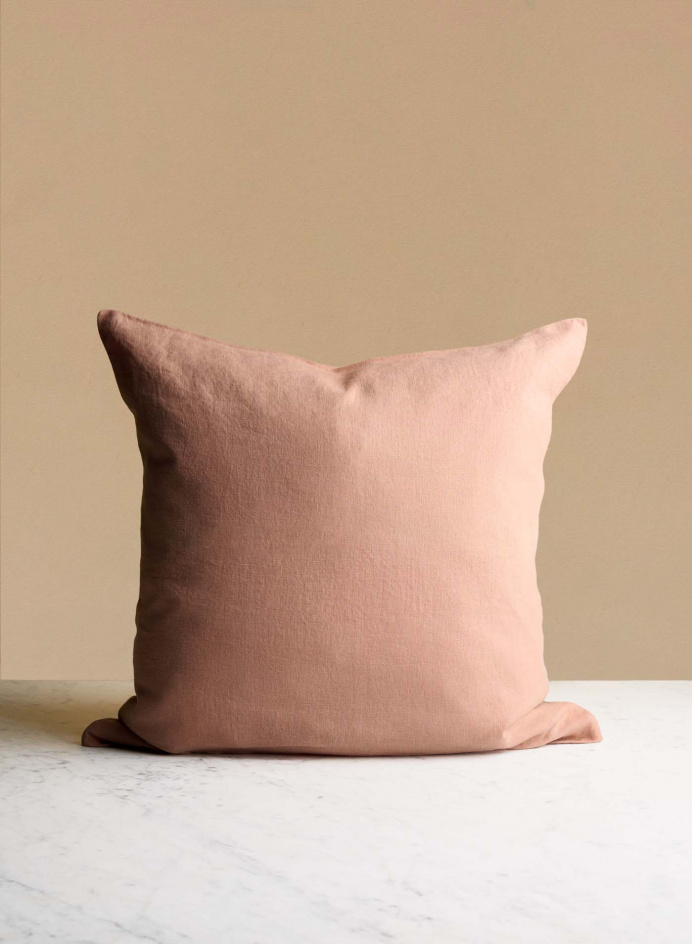 Linen Cushion Moka in the group DETAILS / TEXTILE / DECORATIVE PILLOWS at Tambur Store AB (LNGBACC03139)