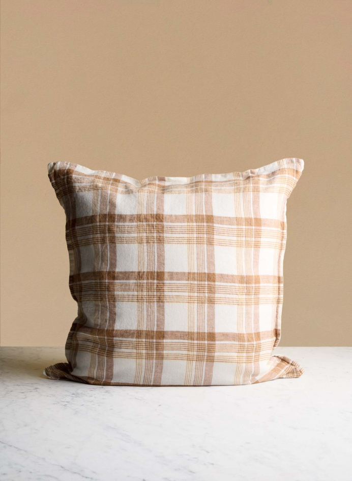 Linen Cushion Caramel Checks in the group Details / Textile / Decorative Pillows at Tambur Store AB (LNGEPCC03175)