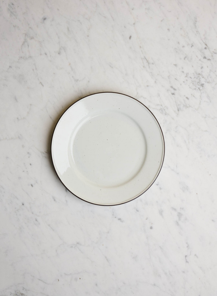 Plate Ovanaker Brown in the group Kitchen / Porcelain / Side plates at Tambur Store AB (MAN705aV)