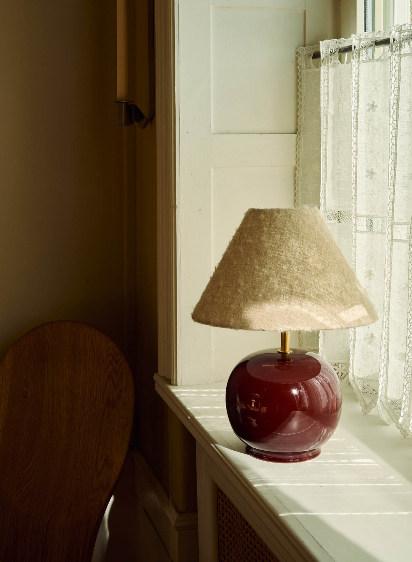 Table lamp Tondo Piccolo Burgundy | Cono Ivory Table lamp Tondo Piccolo Burgundy | Cono Ivory