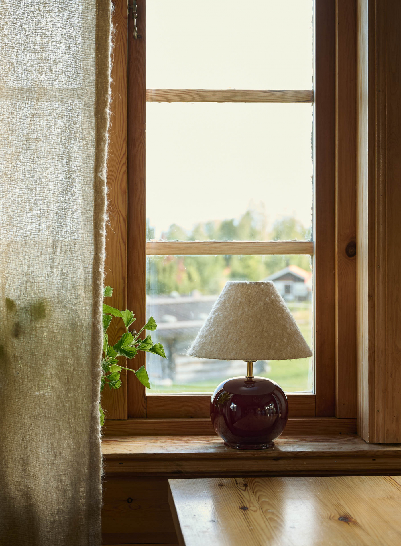 Table lamp Tondo Piccolo Burgundy | Cono Ivory Table lamp Tondo Piccolo Burgundy | Cono Ivory