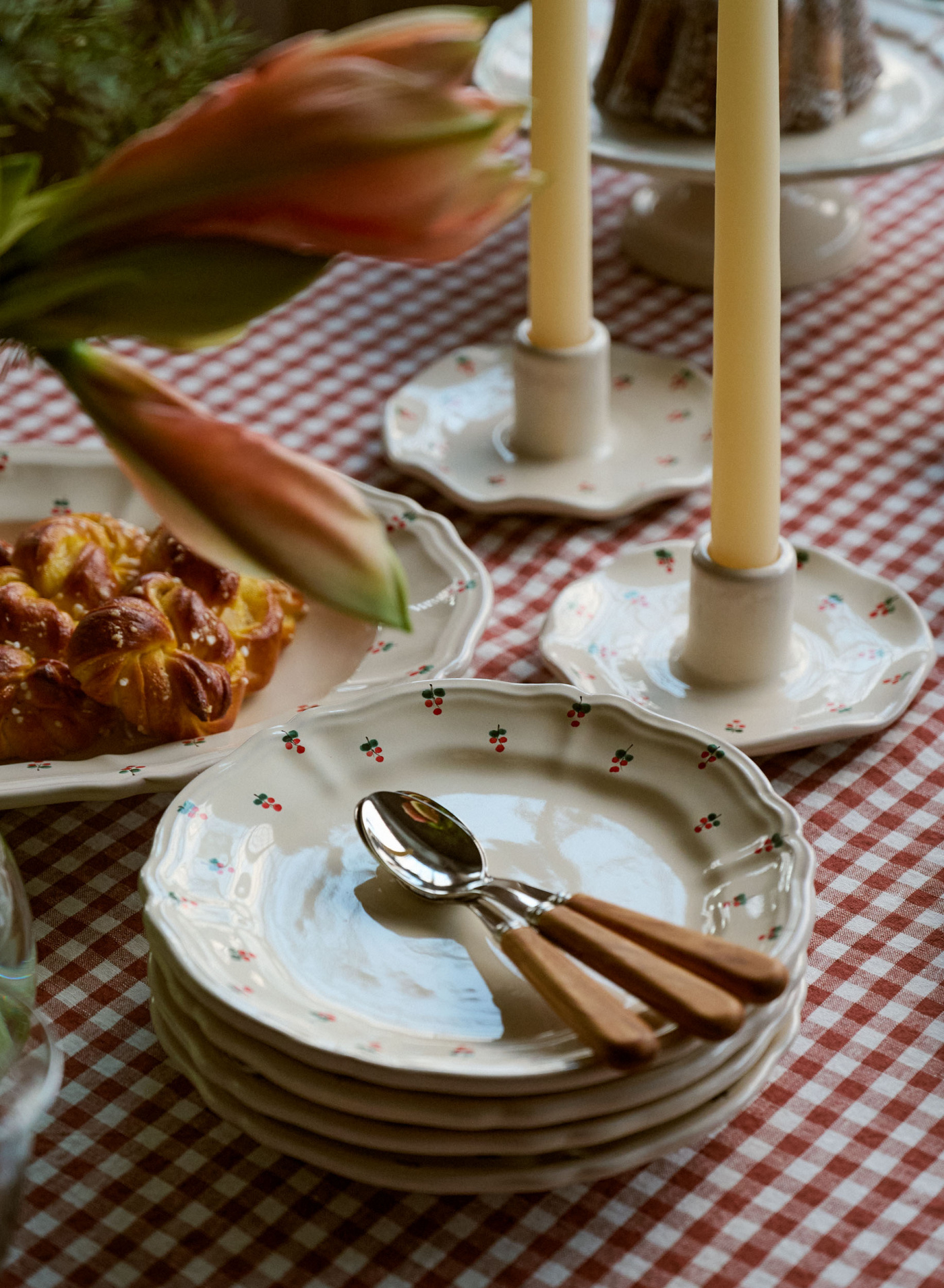 Plate 20 cm Baccellato Fiore Rosso Plate 20 cm Baccellato Fiore Rosso